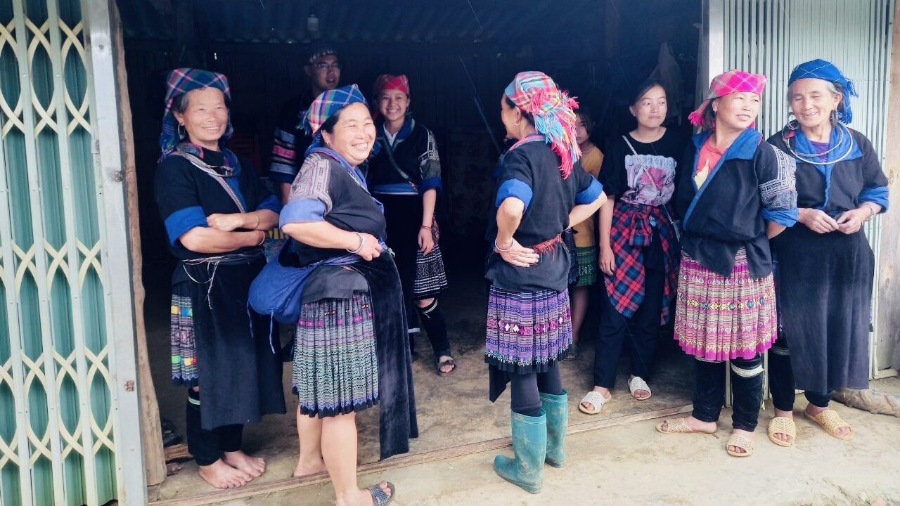 アンティークベトナム少数民族衣裳　藍染スカート